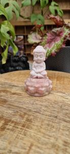 Roze andes opaal buddha op lotus
