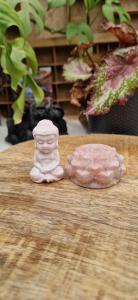 Roze andes opaal buddha op lotus
