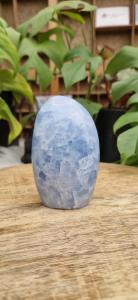 Blauwe calciet sculptuur