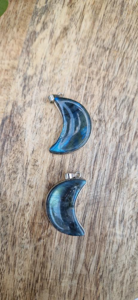 Labradoriet hanger maan