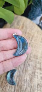 Labradoriet hanger maan