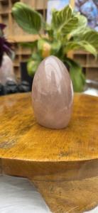 Rozenkwarts sculptuur 4