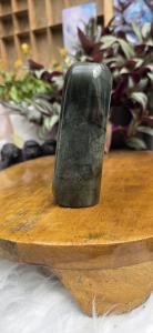 Labradoriet sculptuur streepjes