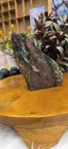 Labradoriet sculptuur half gepolijst